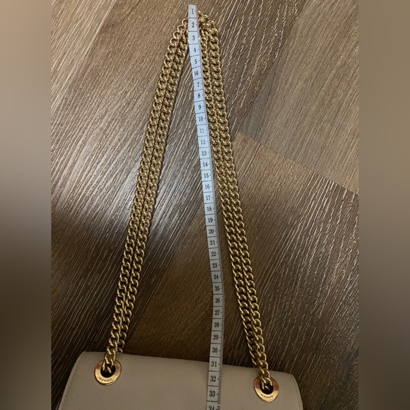 *open pockets
*snap closure
*strap can be shoulder carry and also a crossbody - Picture 6 of 9